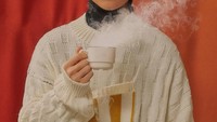 Selain bisa racik kopi, DO juga gemar minum kopi. Ditemani secangkir kopi yang masih mengepul panas, sesi pemotretannya jadi semakin keren. Foto: Istimewa