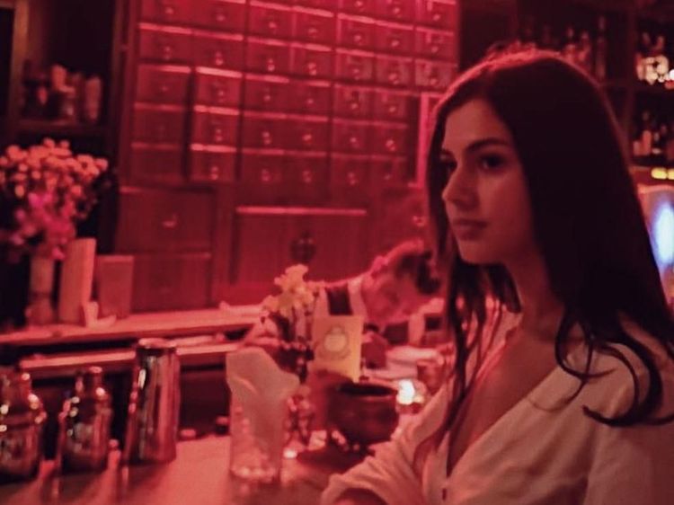 Mirip Artis Bollywood, Ini Pose Manis Putri Tiri Bunga Zainal Saat Kulineran