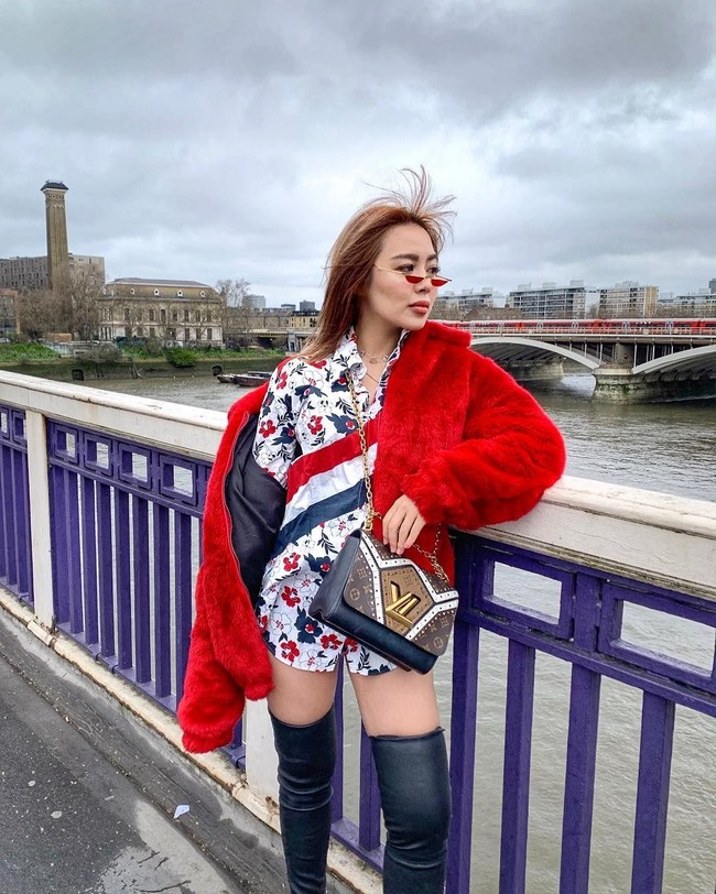 Chloe kerap tampil dalam balutan busana dari berbagai desainer dengan label Prada, Moschino, Gucci, Dior, Louis Vuitton hingga Dolce & Gabbana. Foto: Instagram @chloe.nke