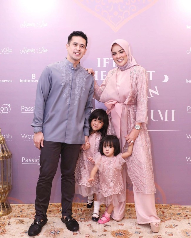 Keluarga Olla Ramlan memilih nuansa pink untuk ibu dan dua anak perempuannya. Aufar pun tak perlu memakai baju pink untuk terlihat senada, tapi memilih baju koko dengan warna pastel yang serasi. Penampilan Olla dan kedua putrinya ini bisa jadi inspirasi baju Lebaran elegan selain kaftan. Foto: Instagram