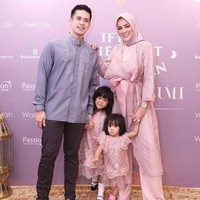 Keluarga Olla Ramlan memilih nuansa pink untuk ibu dan dua anak perempuannya. Aufar pun tak perlu memakai baju pink untuk terlihat senada, tapi memilih baju koko dengan warna pastel yang serasi. Penampilan Olla dan kedua putrinya ini bisa jadi inspirasi baju Lebaran elegan selain kaftan. Foto: Instagram