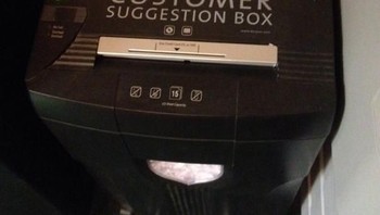 Kotak saran buat pelanggan, merangkap mesin penghancur kertas. (Foto: Boredpanda.com)