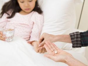 Ibu Ini Bujuk Anak Minum Obat Pakai Buah Semangka