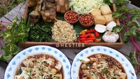 Kupat tahu alias tahu guling enak jadi menu buka puasa. Dipadu dengan tauge dan irisan kol, enak disantap bersama taburan kacang tanah goreng. Foto: Instagram@hesti88