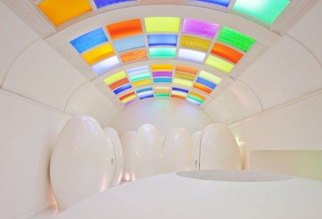 Disebut-sebut sebagai restoran paling indah di London, Sketch pun punya toilet tak kalah menarik. Toilet di Sketch diberi nama Eggloos yang setiap biliknya berbentuk seperti telur raksasa. Foto: Sketch