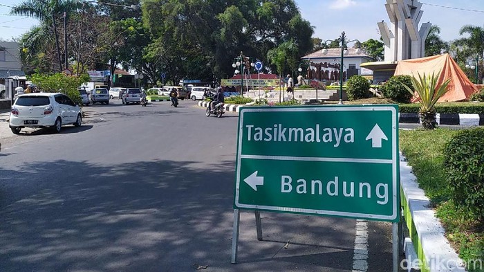 Kondisi arus lalu lintas di kawasan Limbangan dan Kadungora, Kabupaten Garut, terpantau ramai lancar. Tak ada penumpukan di dua jalur utama Garut tersebut.