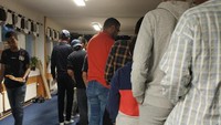 Antrean buka puasa saat Iftar besar di Islamic Center Lund di Swedia. Yang berbuka puasa adalah umat muslim dari berbagai bangsa (Mushonnifun Faiz Sugihartanto/Istimewa)
