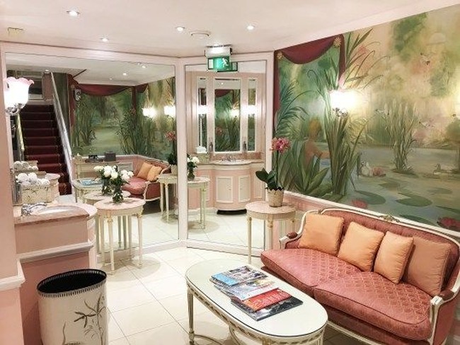 The Ritz memiliki kamar mandi yang tak kalah mewah dan cantik. Area ini dinamakan Palm Court powder room yang didominasi pink salem bernuansa sangat feminin. Foto: The Ritz