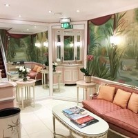 The Ritz memiliki kamar mandi yang tak kalah mewah dan cantik. Area ini dinamakan Palm Court powder room yang didominasi pink salem bernuansa sangat feminin. Foto: The Ritz