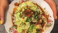 Siapa yang tergoda dengan kupat tahu ini? Tahu goreng dan sayuran diberi bawang goreng dan seledri. Ah sedapnya! Foto: Instagram@maumakandimana_