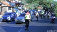 Petugas pun akan terus bersiaga untuk memberikan arahan kepada para pemudik terkait pengalihan arus mudik.