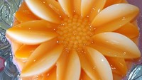 Cantiknya puding mangga berwarna oranye ini sebanding dengan rasanya yang manis segar. Gunakan buah mangga segar untuk campuran pada puding agar rasanya alami dan makin enak. Foto : instagram @lin_licen