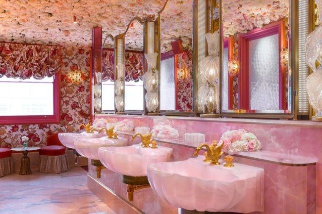 Annabels, sebuah klub eksklusif di kawasan Berkeley Square mungkin bisa dibilang surga bagi para penggila selfie dan foto Instagram. Klub ini punya toilet yang mereka sebut Powder Room dengan tema serba pink yang dreamy dan girlie. Foto: Annabels