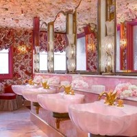 Annabels, sebuah klub eksklusif di kawasan Berkeley Square mungkin bisa dibilang surga bagi para penggila selfie dan foto Instagram. Klub ini punya toilet yang mereka sebut Powder Room dengan tema serba pink yang dreamy dan girlie. Foto: Annabels