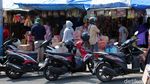 Pasar Kue di Ciracas Diserbu Pembeli Jelang Lebaran