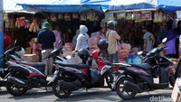 Pemandangan seperti ini menjadi pemandangan umum di pasar kue yang berlokasi di kawasan Ciracas, Jakarta Timur, jelang lebaran.