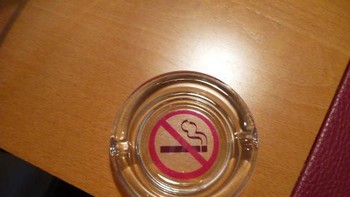 Asbak dilarang merokok. Jadi buat apa dong? (Foto: Boredpanda.com)