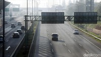 PT Jasa Marga memberlakukan rekayasa lalu lintas contraflow sebanyak dua lajur ke arah Cikampek di kilometer 29 sampai kilometer 61 pada pukul 05.45 WIB pagi ini, Jumat (31/5/2019).