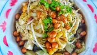 Kupat tahu berkuah cokelat yang gurih pedas ini cocok jadi ide buka puasa. Ketupat yang empuk dengan paduan tahu dan kacang goreng bikin makan makin enak. Foto: Instagram@citra_haries