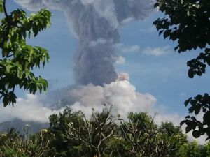 Gunung Agung Erupsi, Wisatawan Diminta Jaga Jarak Radius 4 km