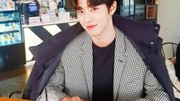 Hyo Seop juga gemar minum kopi. Lihat saja gayanya saat mampir dan meminum iced coffee di sebuah kafe ini. Foto: Instagram imhyoseop