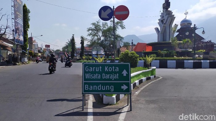 Kondisi arus lalu lintas di kawasan Limbangan dan Kadungora, Kabupaten Garut, terpantau ramai lancar. Tak ada penumpukan di dua jalur utama Garut tersebut.
