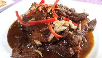 Olahan daging krengsengan ini rasanya gurih sedikit manis karena tambahan petis udang. Meskipun demikian hidangan ini enak dimakan dengan nasi hangat. Lihat petunjuk pembuatannya di resep berikut ini. Foto: detikFood