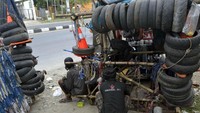 Meski begitu, dia mengakui pengguna Vespa modifikasi ekstrem terkenal solidaritas dengan sesamanya. Apalagi pengguna Vespa ekstrem ini juga ada yang wanita. Ilustrasi Foto: Robby Bernardi