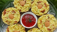 Bentuknya juga bisa dibuat mini loh! Seperti omelet mi yang satu ini. Mirip martabak dengan isian sosis dan smoked beef yang bikin rasanya makin nikmat. Foto: Instagram koleksiresepsj
