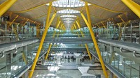 Bandara Internasional Adolfo Suarez Barajas di Kota Madrid, Spanyol, punya gaya arsitektur yang tak kalah keren. Dok. Wikipedia/Jean-Pierre Dalbéra.