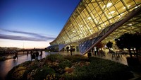 Selanjutnya ada Bandara Heydar Aliyev, Baku, Azerbaijan. Bangunan bandara yang dibangun pada tahun 1933 ini terus mengalami pembangunan hingga kini memiliki bentuk bangunan yang mengusung konsep futuristik nan menarik. Dok. Wikipedia/Anarki-Wiki.