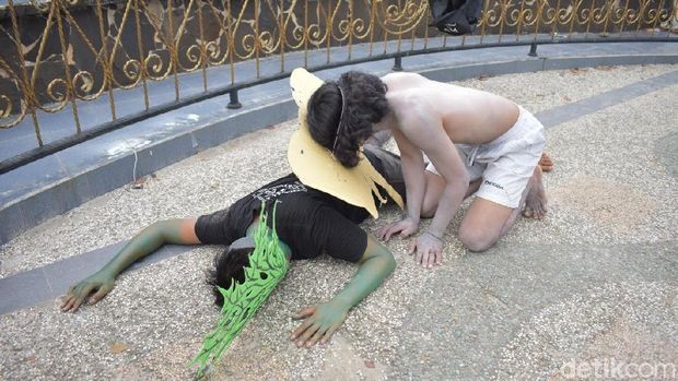 Protes Pembangunan Jalan Lingkar di Riau, Aktivis Gelar Aksi Teatrikal