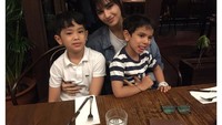Makan bersama kedua adiknya, Kareen terlihat paling cantik. Kira-kira apa yang akan mereka lahap kala itu, ya? Foto: Instagram kareenkaur.c