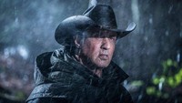 Sylverster Stallone kembali memerankan tokoh/ikon pria macho di seluruh dunia yakni Rambo. Di usia yang tak lagi muda, apakah ia berhasil di Rambo: Last Blood?  Foto: Dok. Lionsgate