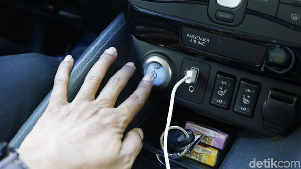 Pinjit tombol Power untuk menyalakan mobil