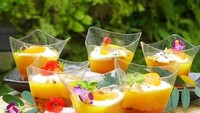 Supaya puding ini praktis disantap, coba cetak di dalam wadah personal. Tambahan topping pada puding mangga membuat dessert ini makin istimewa. Foto : instagram @mama_hilmar