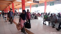 Para penumpang terus berdatangan ke Terminal Kampung Rambutan.