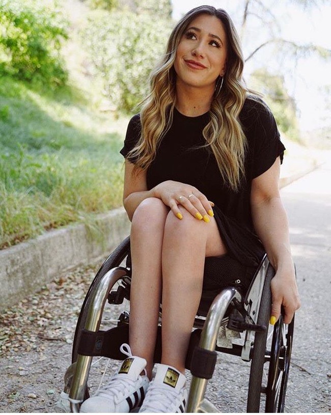 Setelah divonis dokter, teman-temannya dari tim dansa membantunya mengerjakan pekerjaan rumah dan menenangkannya pada kehidupan barunya sebagai seseorang yang lumpuh. Foto: Dok. Instagram