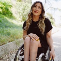 Setelah divonis dokter, teman-temannya dari tim dansa membantunya mengerjakan pekerjaan rumah dan menenangkannya pada kehidupan barunya sebagai seseorang yang lumpuh. Foto: Dok. Instagram