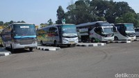 Sejumlah armada bus siap memberangkatkan pemudik.
