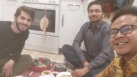 Keberkahan lain yang dirasakan dengan tinggal di Islamic Center, adalah mendapatkan teman-teman muslim dari berbagai negara. (Mushonnifun Faiz Sugihartanto/Istimewa)