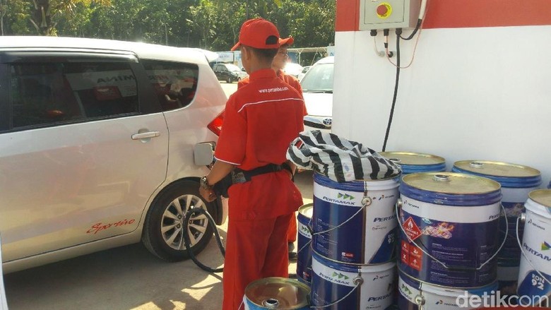 Pemudik antre isi BBM di Rest Area 456 A Salatiga Foto: Aji Kusuma/detikcom Pemudik antre isi BBM di Rest Area 456 A Salatiga Foto: Aji Kusuma/detikcom
