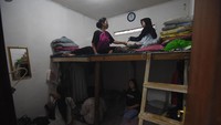 Biasanya permintaan pembantu infal itu selalu meningkat setiap tahunnya. Seperti tahun ini meningkat sekitar 10 persen dari tahun sebelumnya. Sejumlah tenaga pembantu rumah tangga (PRT) pengganti atau infal beraktivitas di tempat penyedia jasa tenaga kerja Yayasan Bu Gito di kawasan Cipete, Jakarta Selatan, Jumat (31/5/2019).