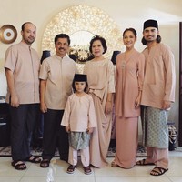 Baju kurung ala Melayu menjadi pilihan keluarga BCL untuk tampil beda namun tetap elegan di Hari Lebaran. Pemilihan warna dusty pink seperti ini membuat tampilannya tetap modern walau dibalut siluet bergaya klasik. Foto: Instagram