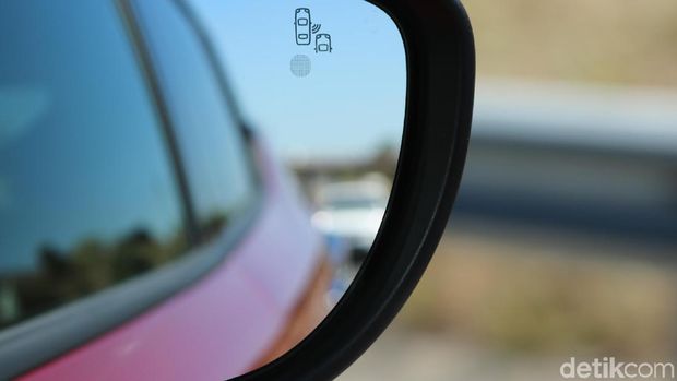 Blind spot monitoring, akan menyala kuning-merah begitu ada kendaraan di titik blind spot mobil