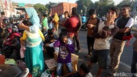Membludaknya pemudik dari tahun ke tahun acap kali berimbas pada selalu terjual habisnya tiket menuju kampung halaman. Sebab itu, banyak warga memilih membeli tiket mudik dari jauh-jauh hari atau rela mengantre panjang untuk membeli tiket agar dapat mudik ke kampung halaman.