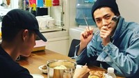 Punya hubungan yang akrab dengan sesama member EXO. DO sering makan malam bersama Sehun di rumah, dengan berbagai masakan rumah yang tak kalah meriah dan enak. Foto: Istimewa