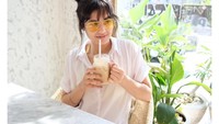 Gayanya saat meminum segelas es kopi ini terlihat begitu manis. Saking sukanya dengan kopi, ia menulis, Coffee is always a good idea. Foto: Instagram kareenkaur.c