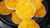 Puding mangga bisa dibuat dengan campuran susu untuk membuatnya makin lembut dan lezat. Puding ini juga bisa dibuat berlapis agar tampil cantik. 