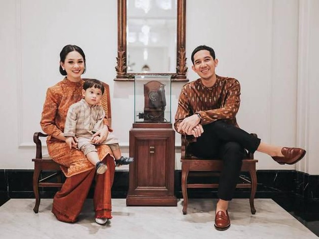 Andien dan keluarga kompak memakai kain tenun untuk merayakan Lebaran setahun lalu. Pilihan warna tanah seperti ini tampak cantik dan hangat. Foto: Instagram